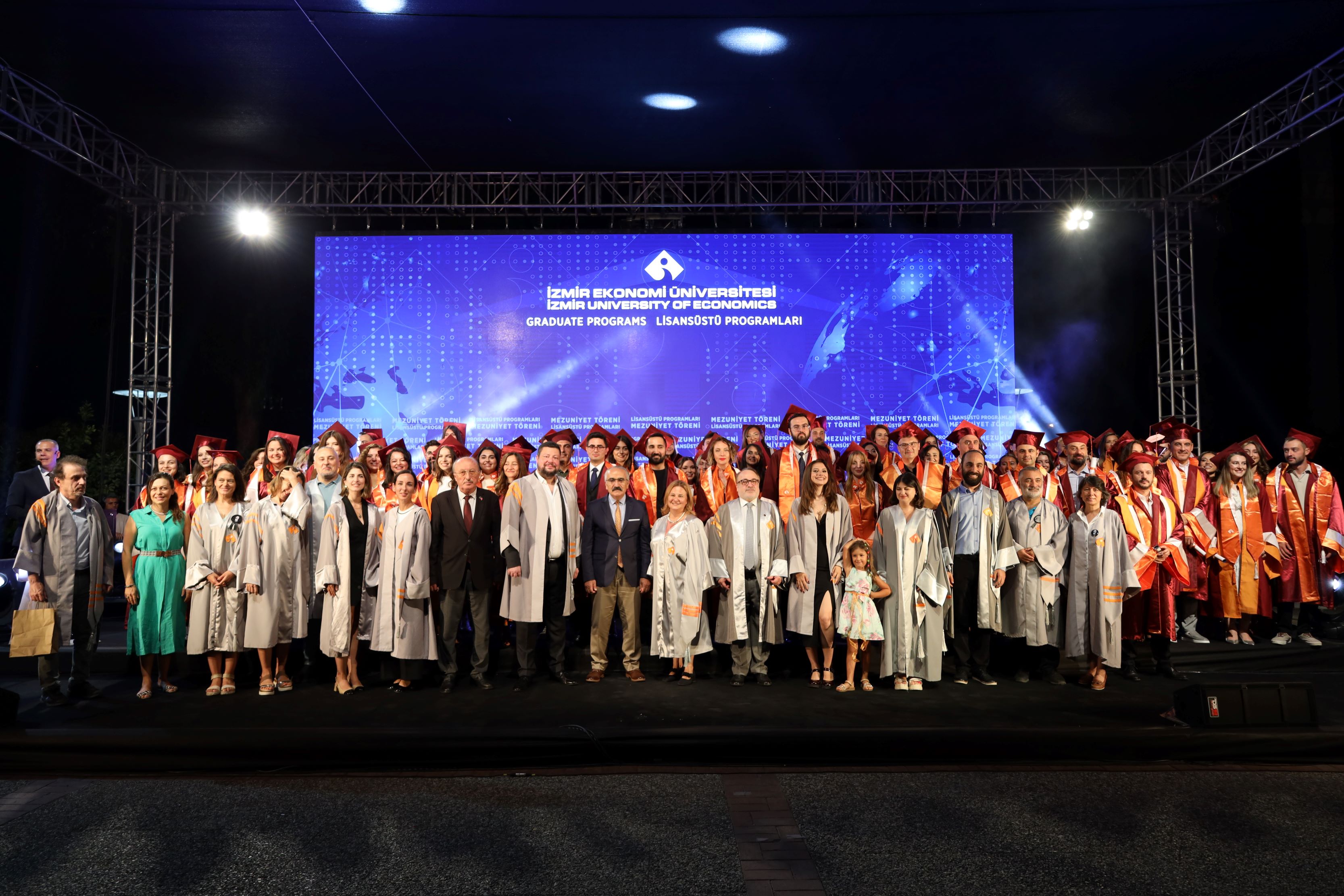 Kariyer Yapmak Istedikleri Alanlarda Uzmanlık Kazanan Öğrenciler, Cübbelerini Giyip Keplerini Havaya Fırlatarak Mutluluklarını Doyasıya Yaşadı.