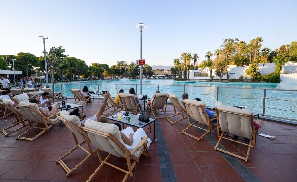 Göl manzarası eşliğinde keyifli anlar