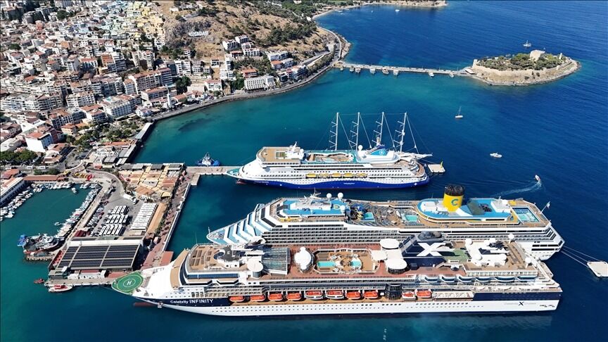 Kuşadası'na 4 Kruvaziyerle Denizden 13 Bin 750 Turist Geldi 1