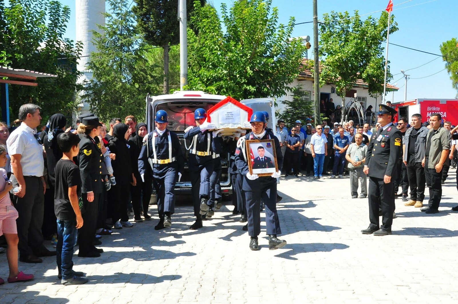 Gözyaşlarıyla uğurlandı