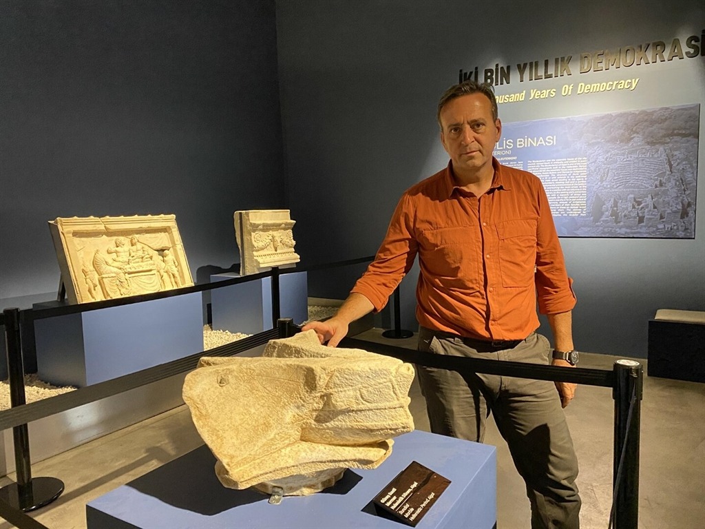 Manisa’da 2 Bin 200 Yıllık Güneş Saati Bulundu 1