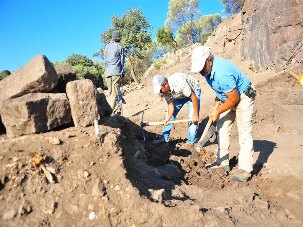 Manisa’da 2 Bin 200 Yıllık Güneş Saati Bulundu 2