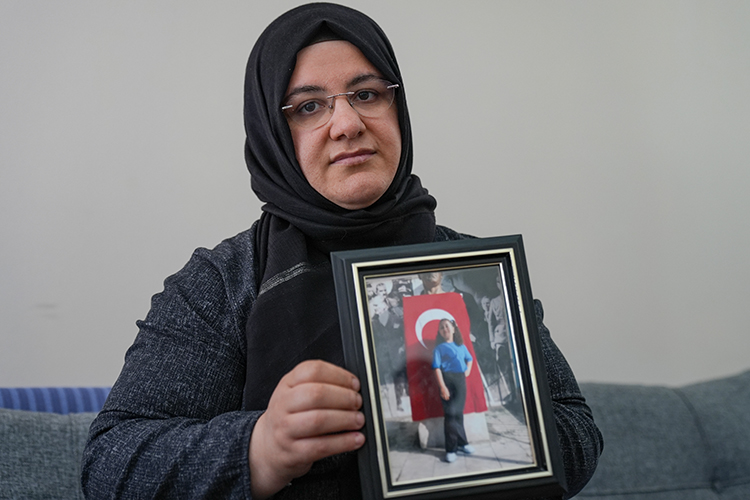 menderes ebrarın annesi