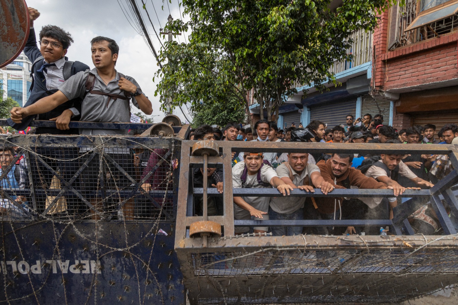 Göstericiler Bakanı dövdü