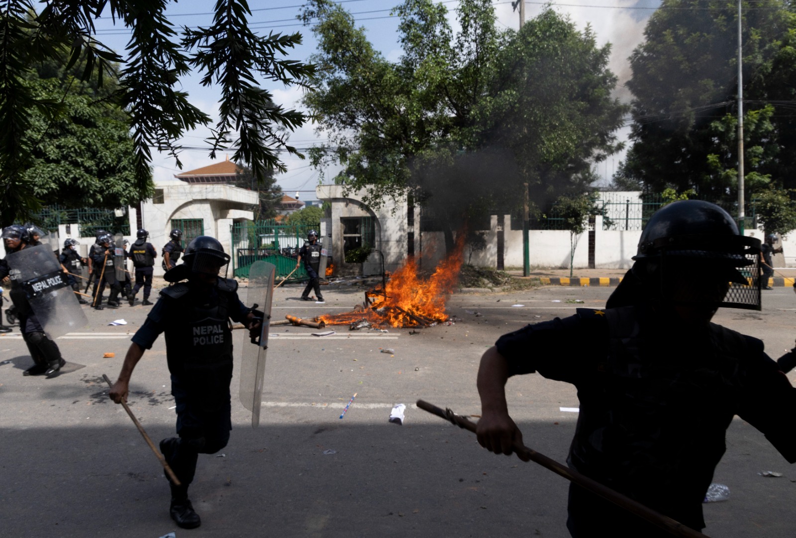 Sosyal medya yasaklarıyla başlayan gerilim