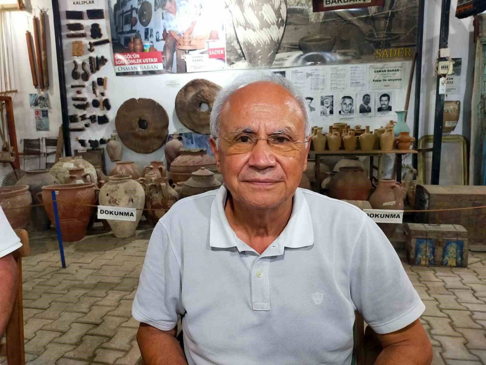 Sarıgöl'ün Doktoru, Eserlerini Ilçesine Armağan Etti