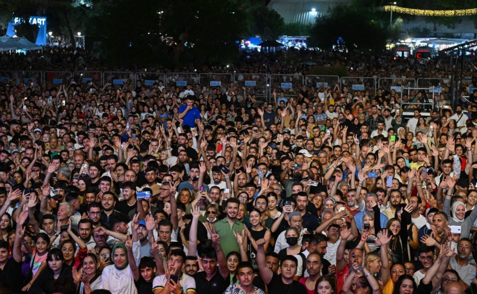 Müzik efsanesi Selda Bağcan, İzmir'de sahnede