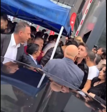 Sivil polisler dışarı çıkarılıyor