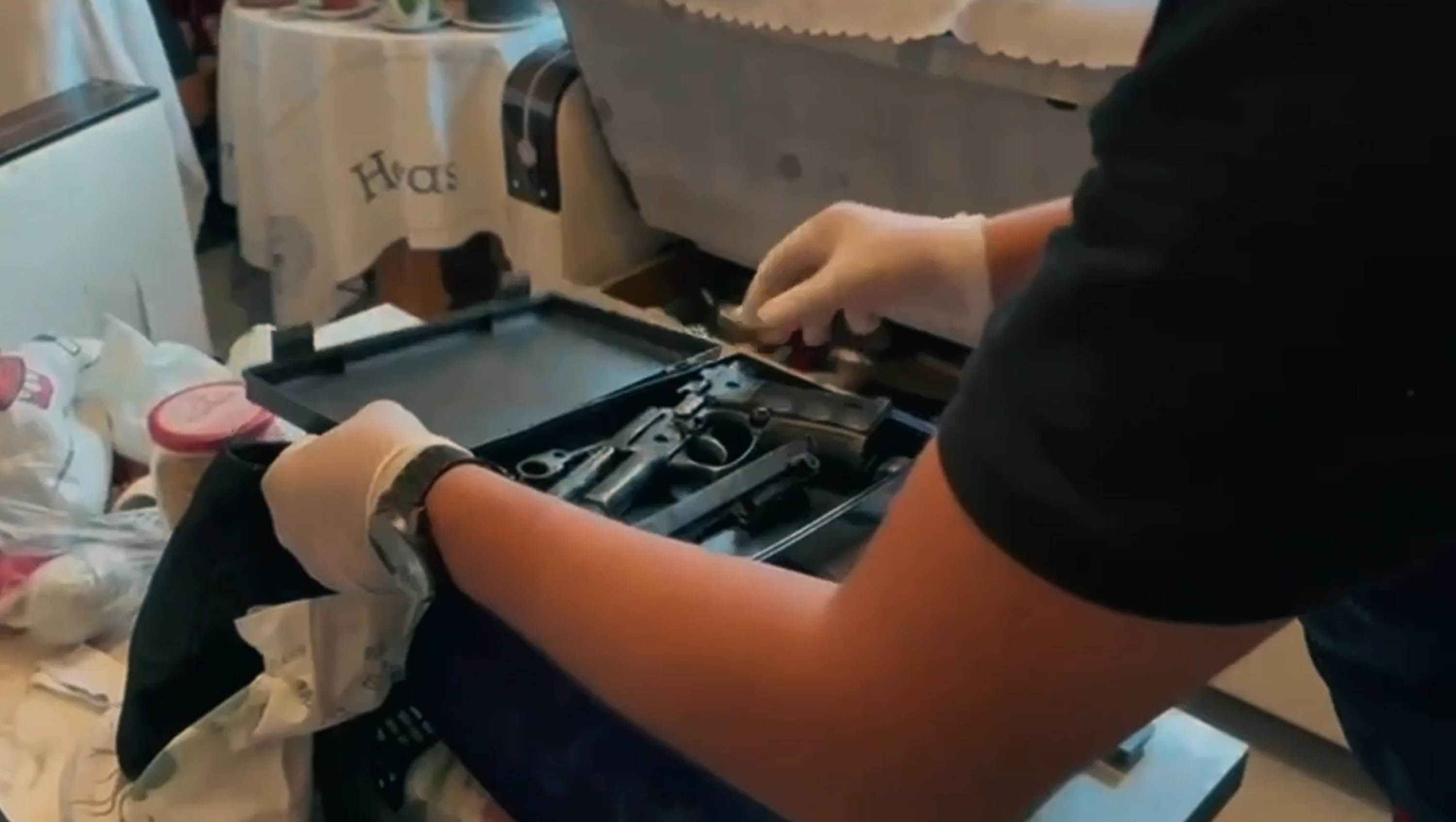 Üç Kişi Yaklandı