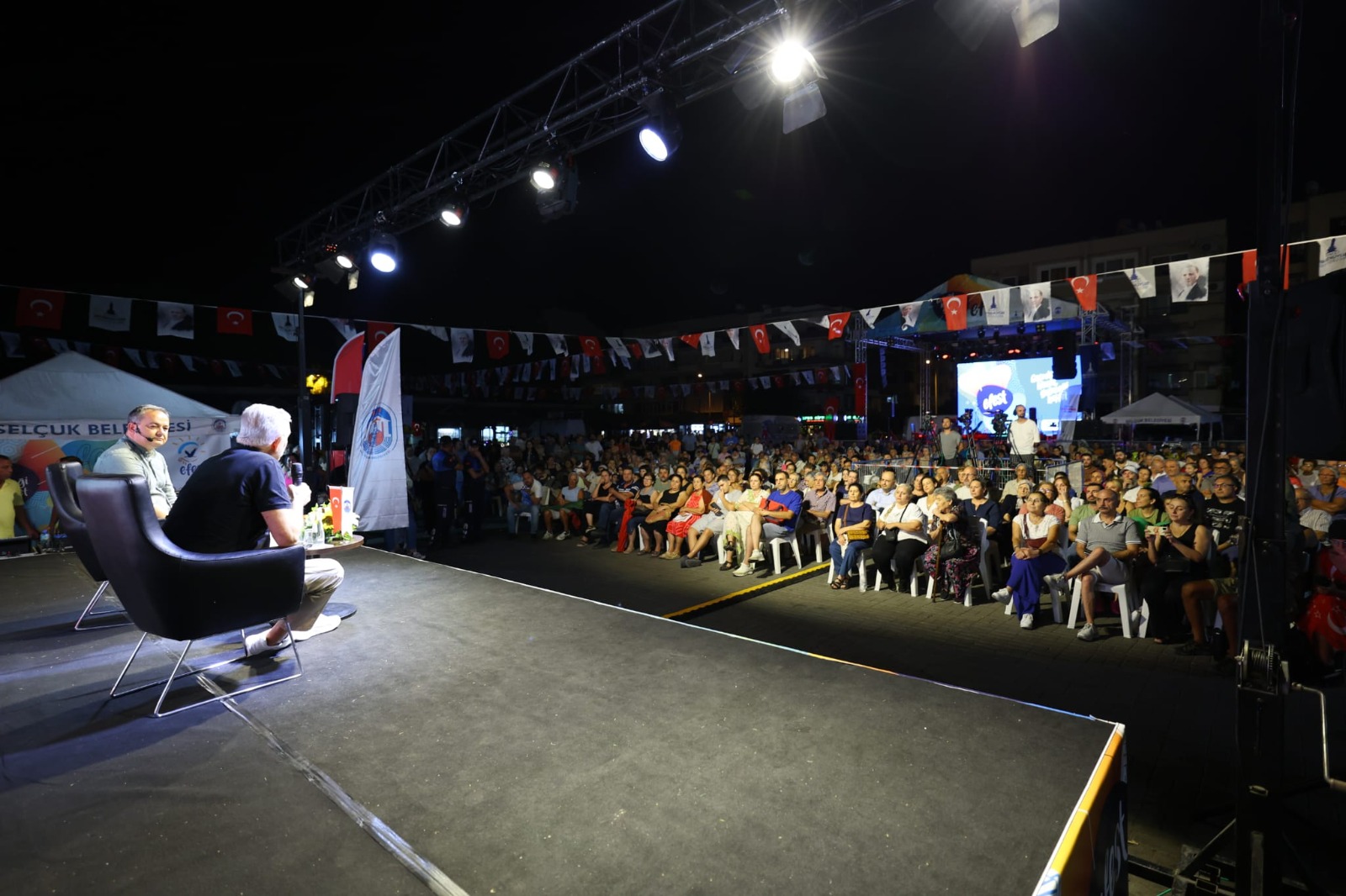 Gazeteciler karanlık dönemde direniş çağrısı yaptı