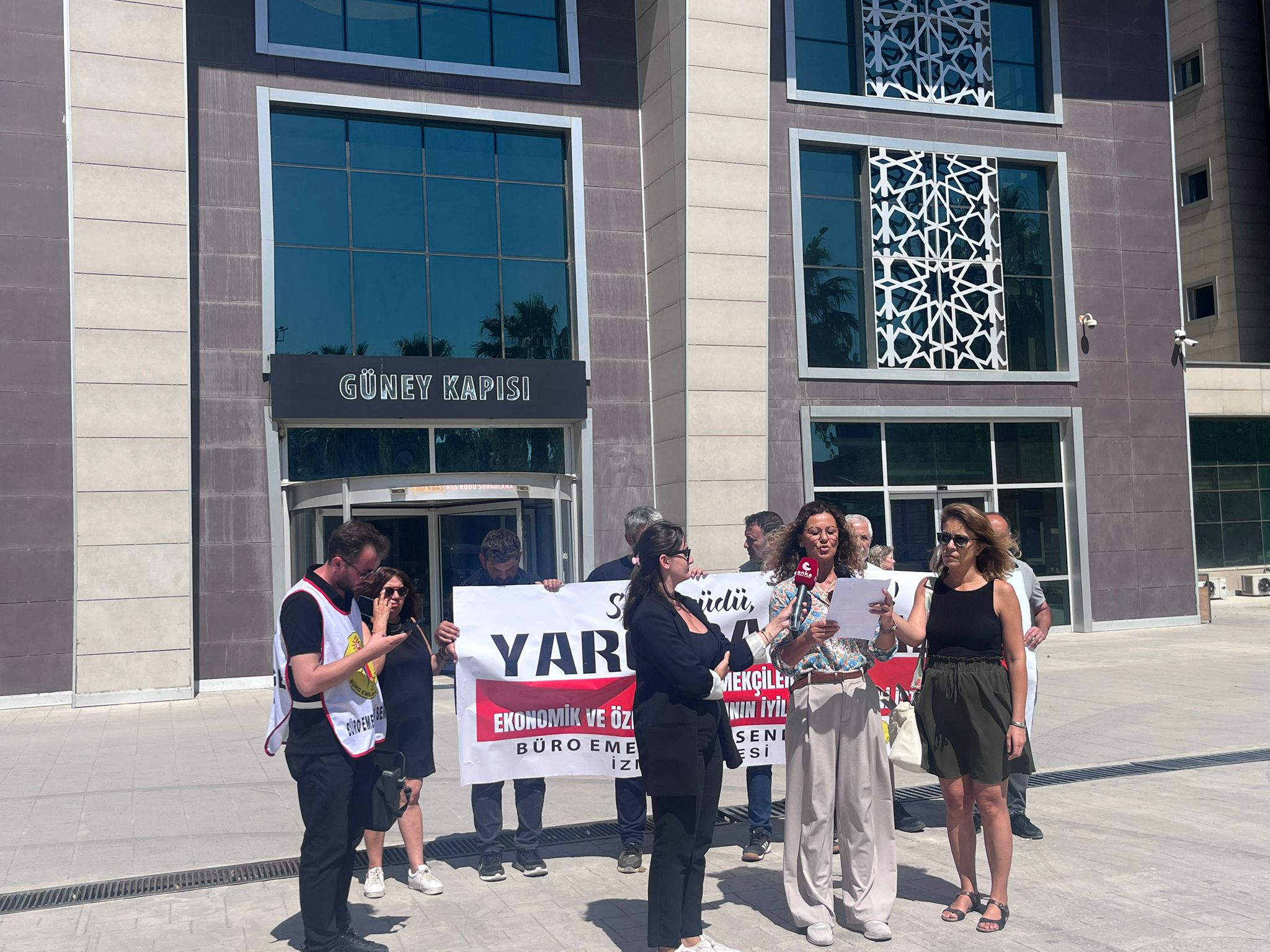 izmir bölge adliyesi güney kapısı önü