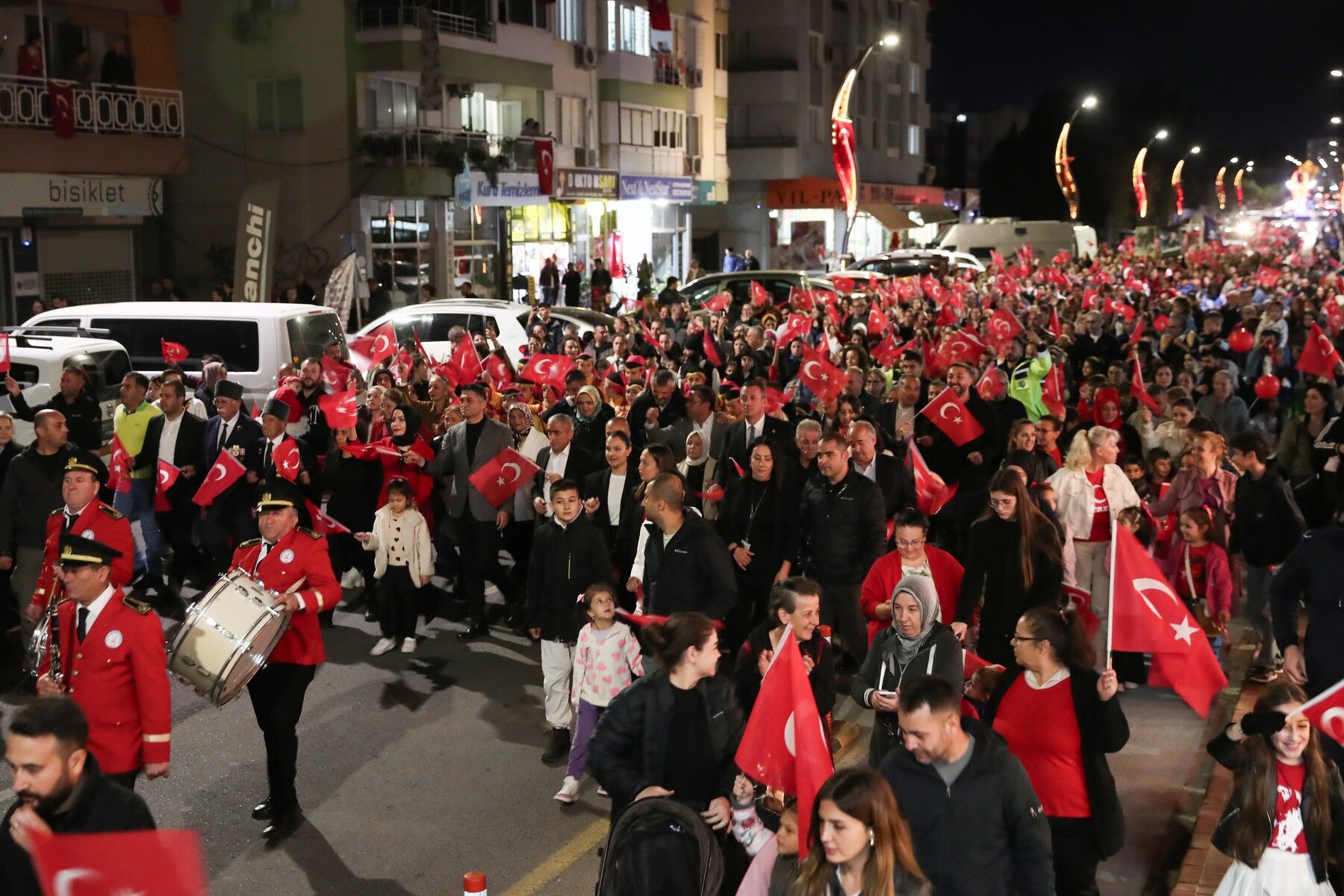 3 Binlerce Aliağalı Cumhuriyet Kortejinde Buluştu