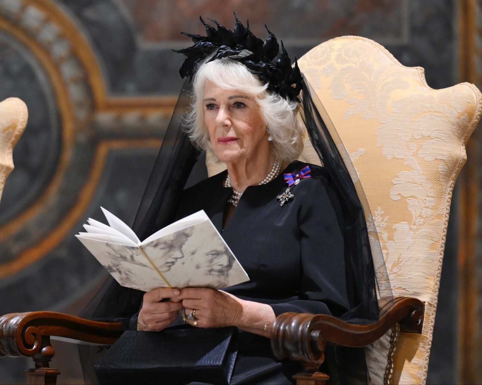 Karşılıklı unvan ve hediyelerle köprüler duruluyor