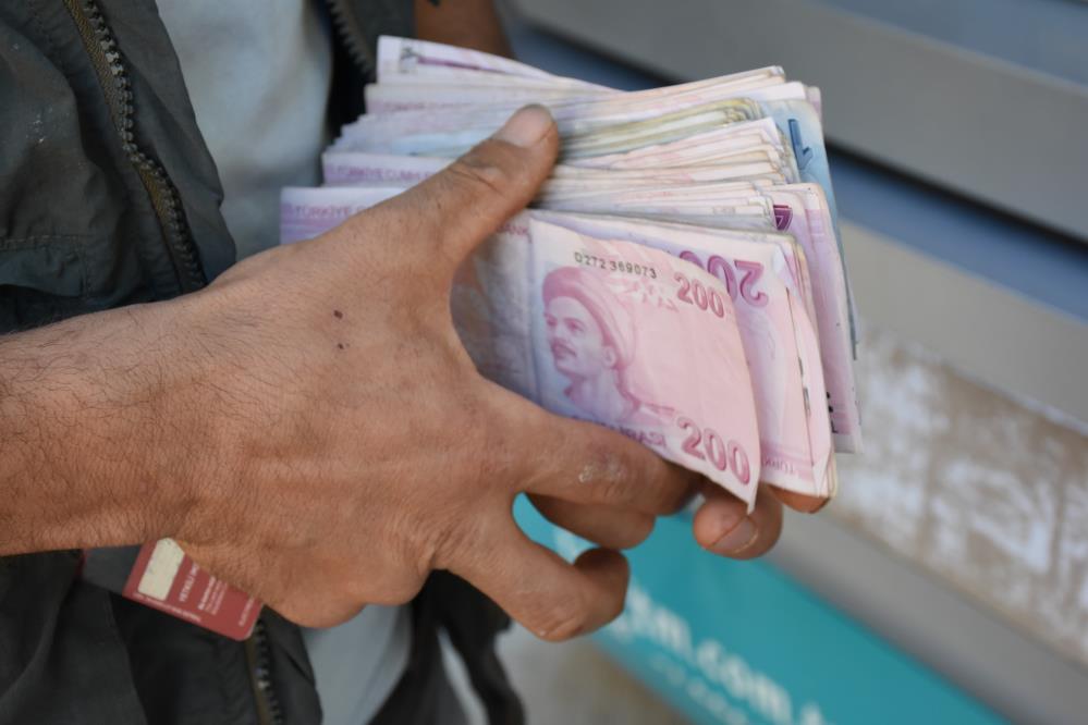 ATM’de buldukları yüklü parayı sahibine ulaştırmak için harekete geçti