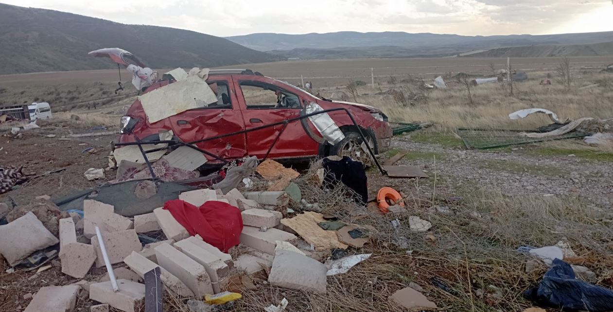 ankarada-kahreden-olum-konteyner-siddetli-firtina-nedeniyle-devrildi-yaralilar-da-var