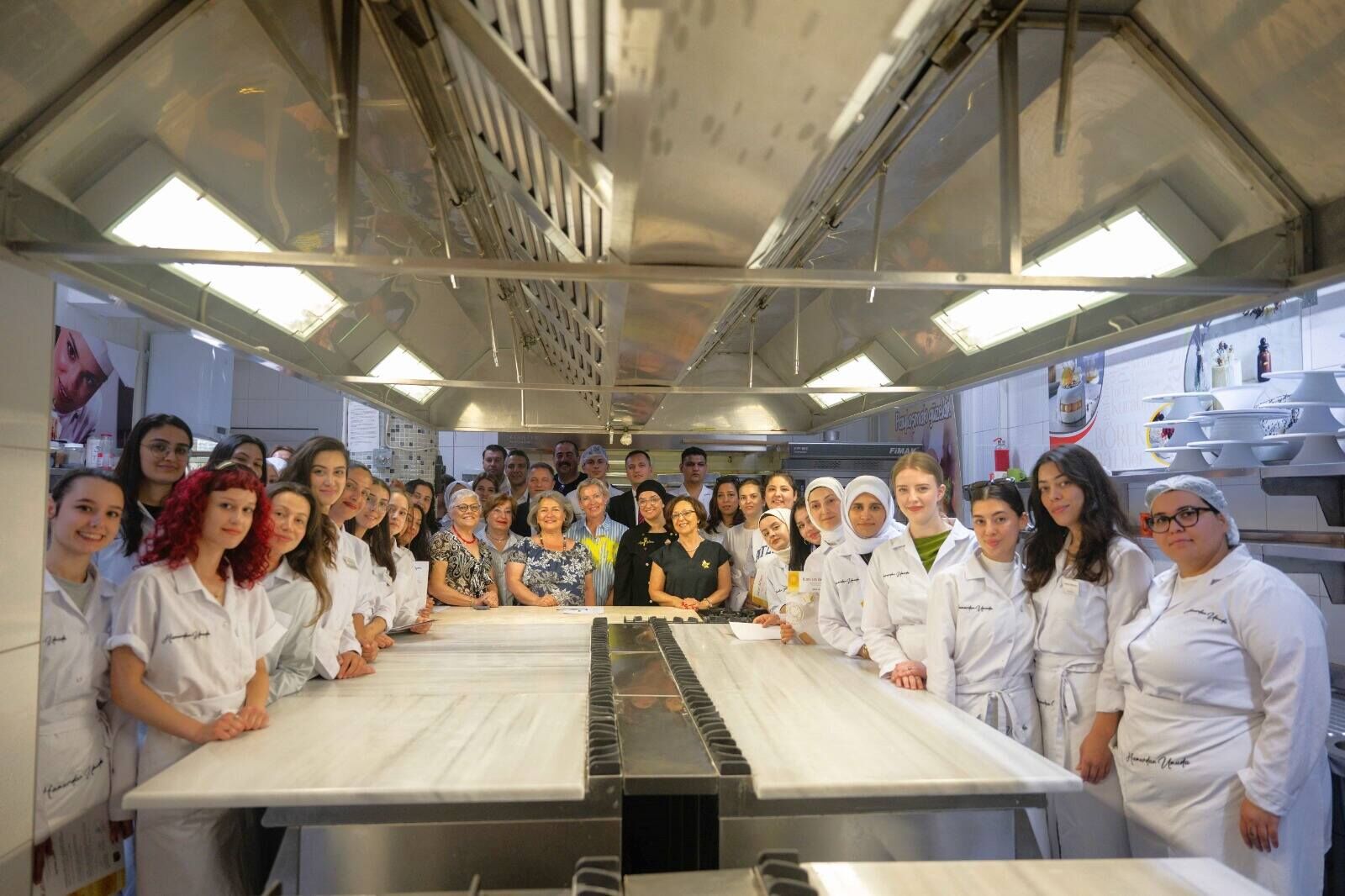 Tatlı rekabet, güçlü kadınlar: Bornova’da istihdam garantili kurs sona erdi!-2