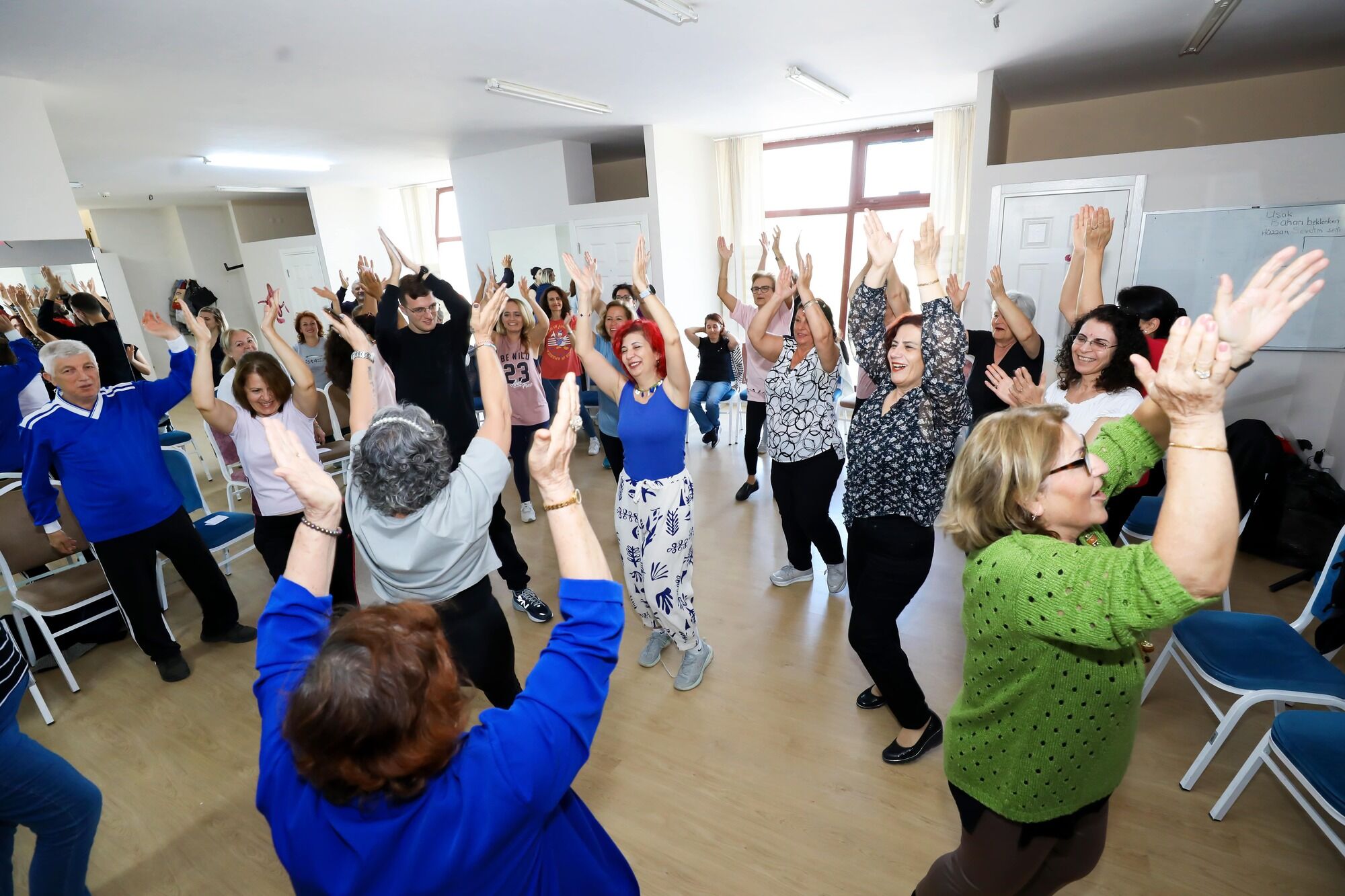 Bedeni̇n Şi̇fasi Kahkaha Ve Dansla 4