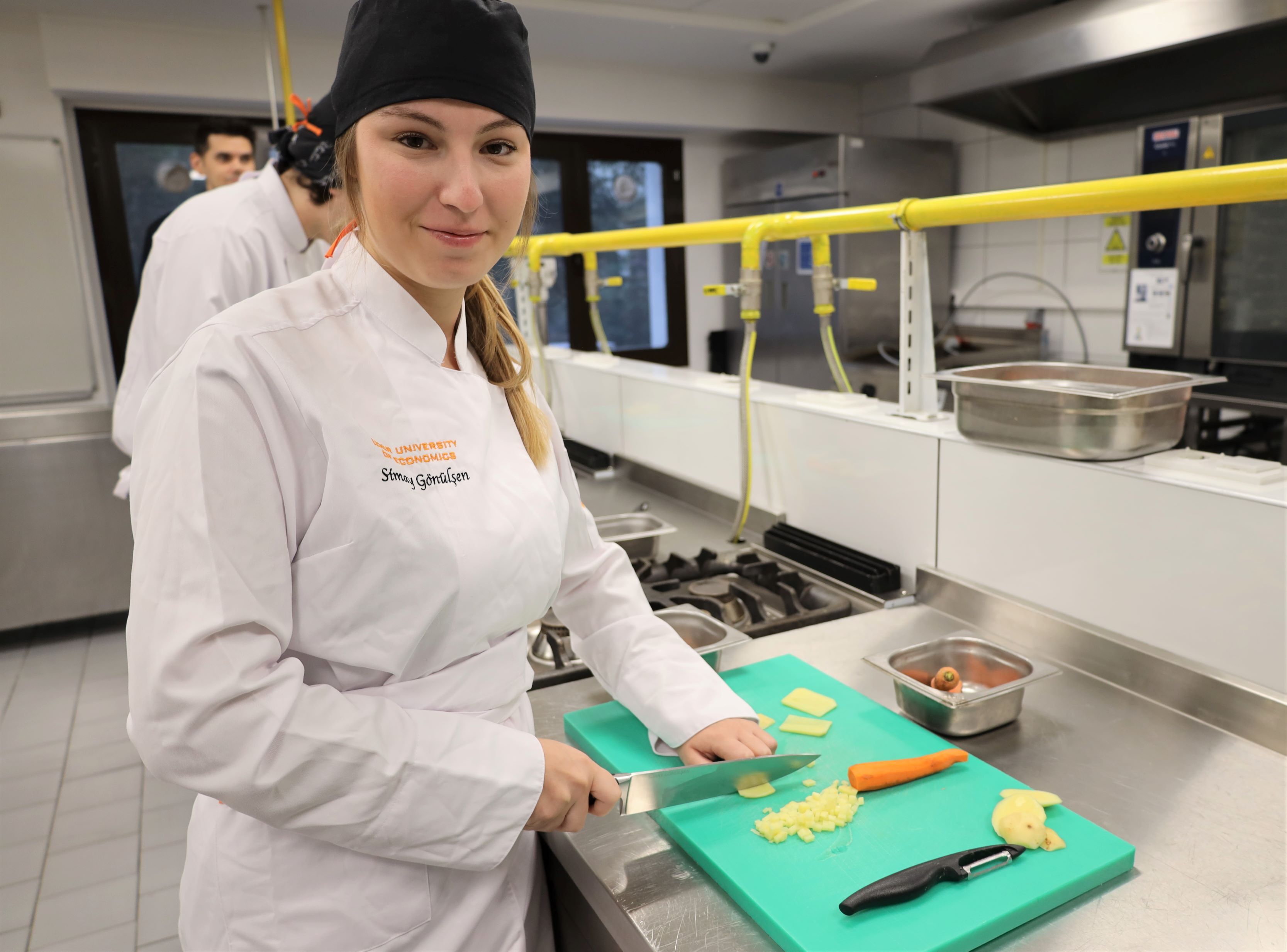 Birinci Sınıfta Eğitim Gören 35 Öğrenci, ‘Sıfır Atık’ Için El Ele Vererek ‘Mutfakla İlgili Kavram Ve Beceriler’ Dersi Kapsamında Oluşan Sebze Atıklarını Bir Hafta Boyunca Biriktirdi. 2