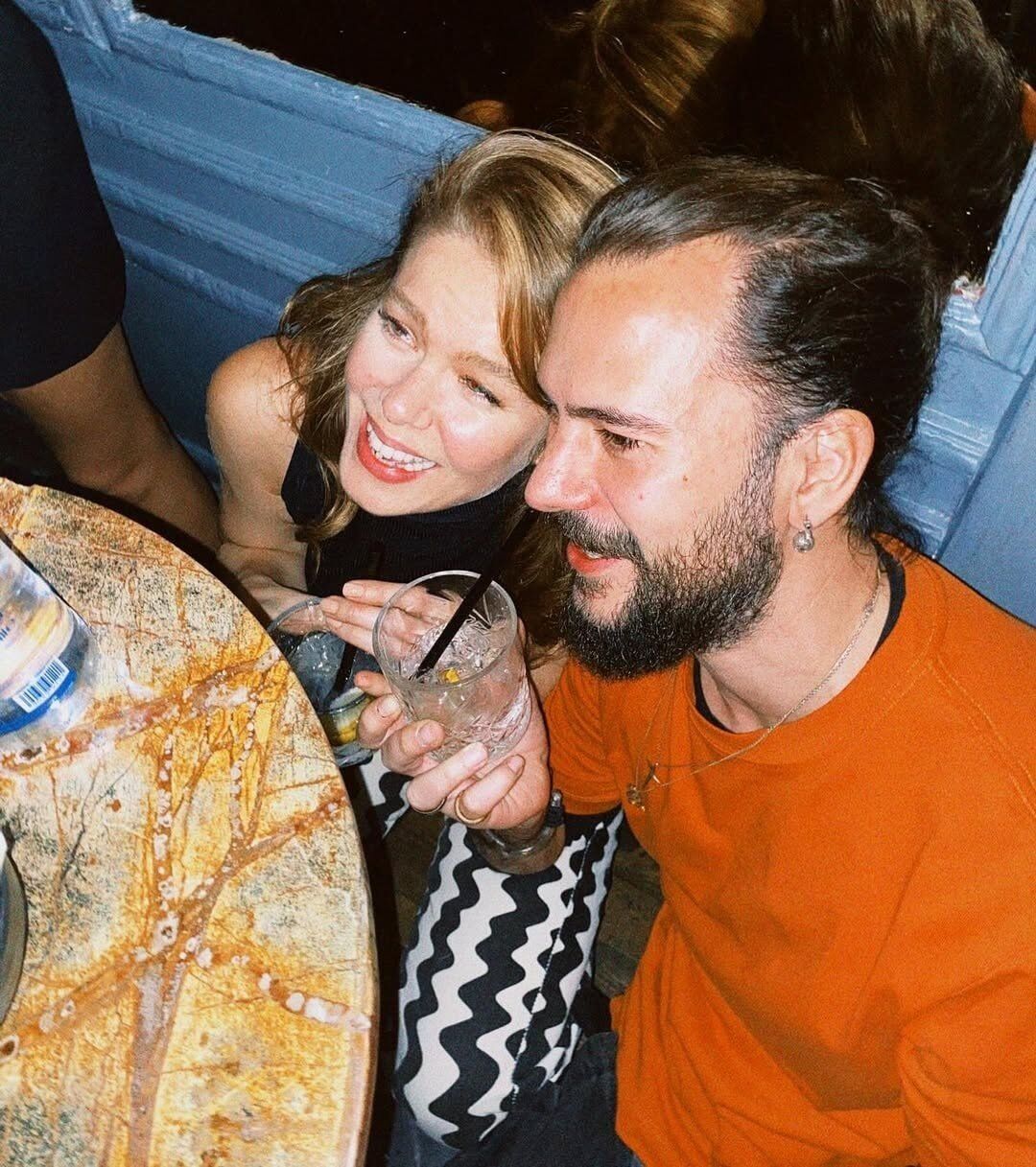 Eşiyle birlikte görüntülendi