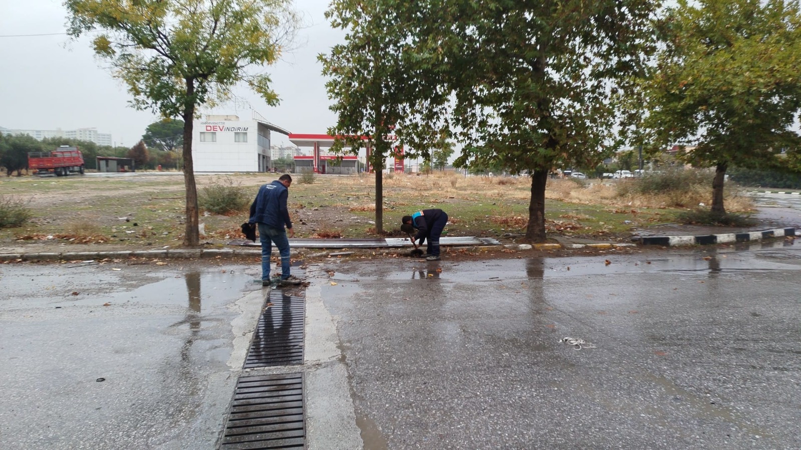 Büyükşehir Ve Maski̇ Ekipleri Yağmur Için Sahada (3)