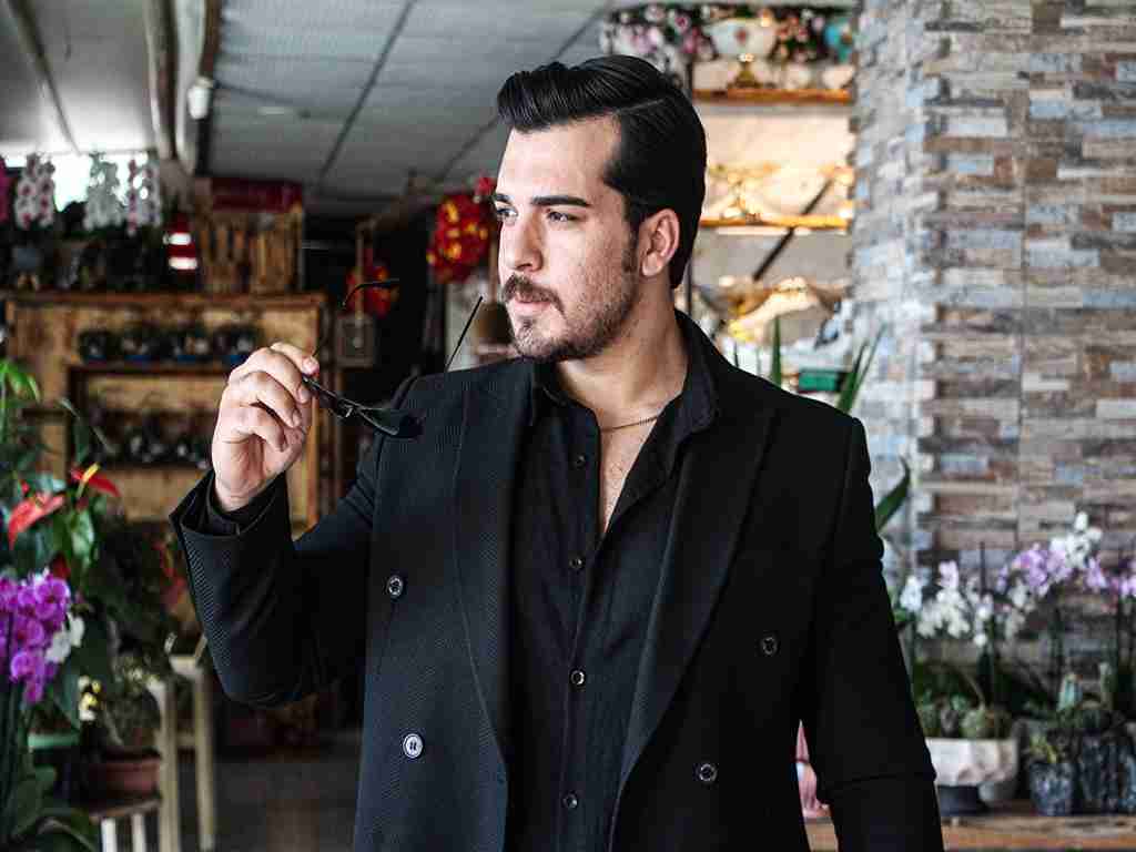 Çağatay Ulusoy’a Benzeyen Galerici 1