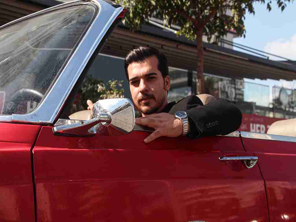 Çağatay Ulusoy’a Benzeyen Galerici