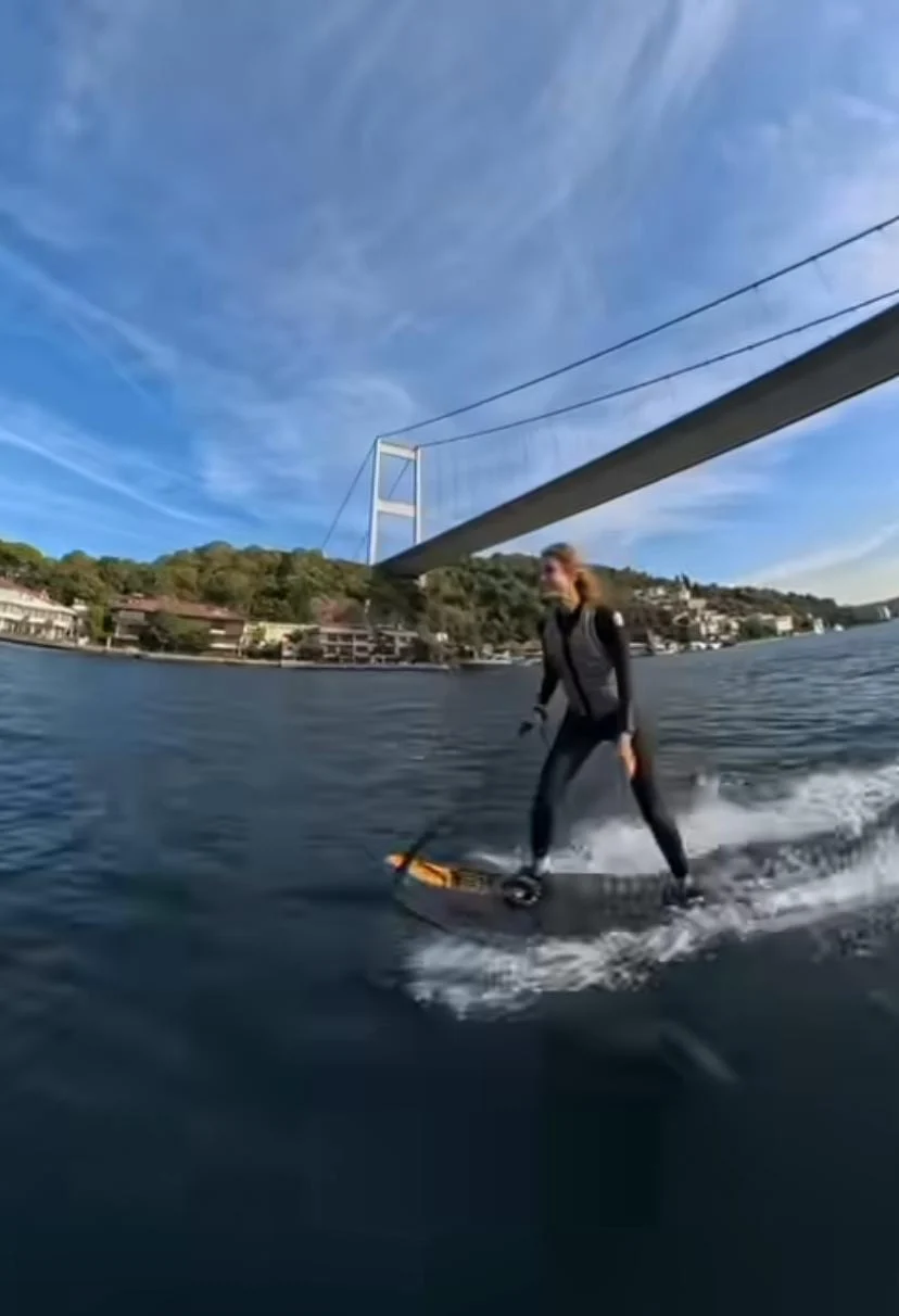 Çağla Şıkel’den Boğaz’da Jet Sörf 1