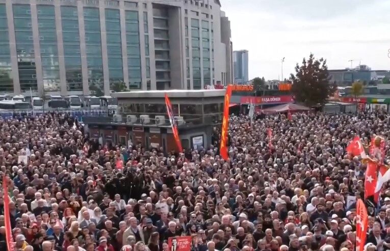 Çağlayan Adliyesi önündekiler İmamoğlu'na destek için buluştu