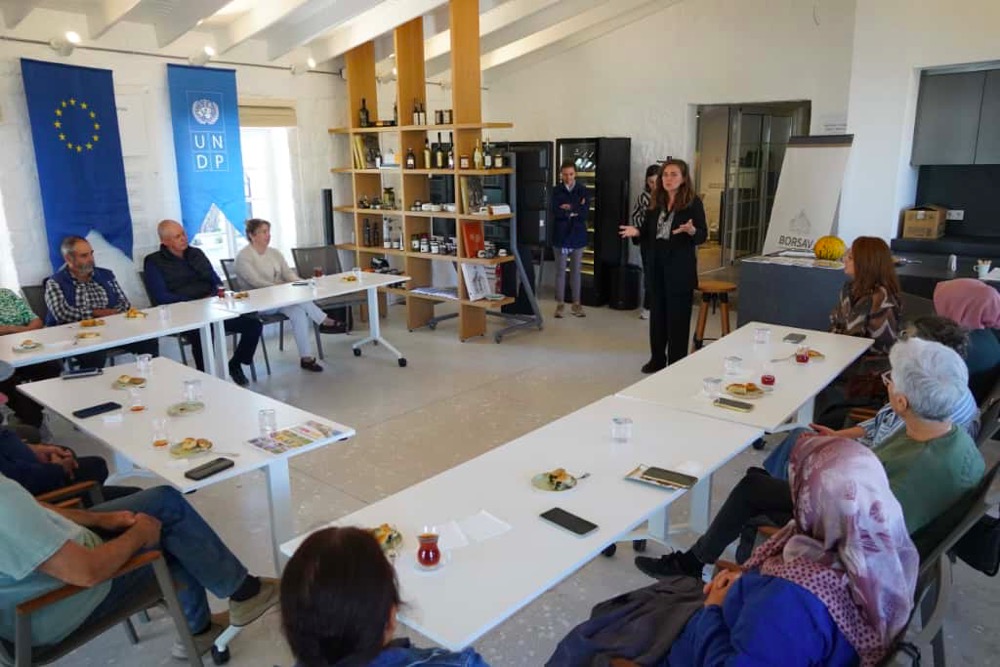 Çeşme Belediyesi’nden Dünya Kadın Çiftçiler Günü’nde Anlamlı Buluşmaphoto 2025 10 17 11 16 14 3