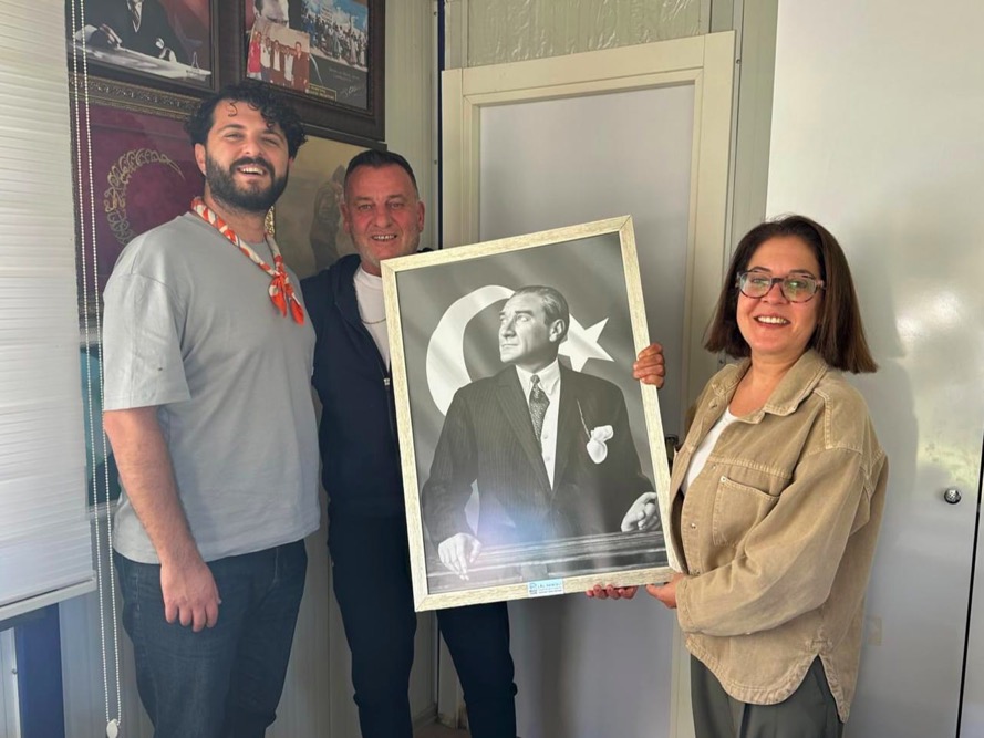 Çeşme Belediyesi’nden Muhtarlar Haftasında Anlamlı Hediye Atatürk Tablosuphoto 2025 10 21 13 54 19 2