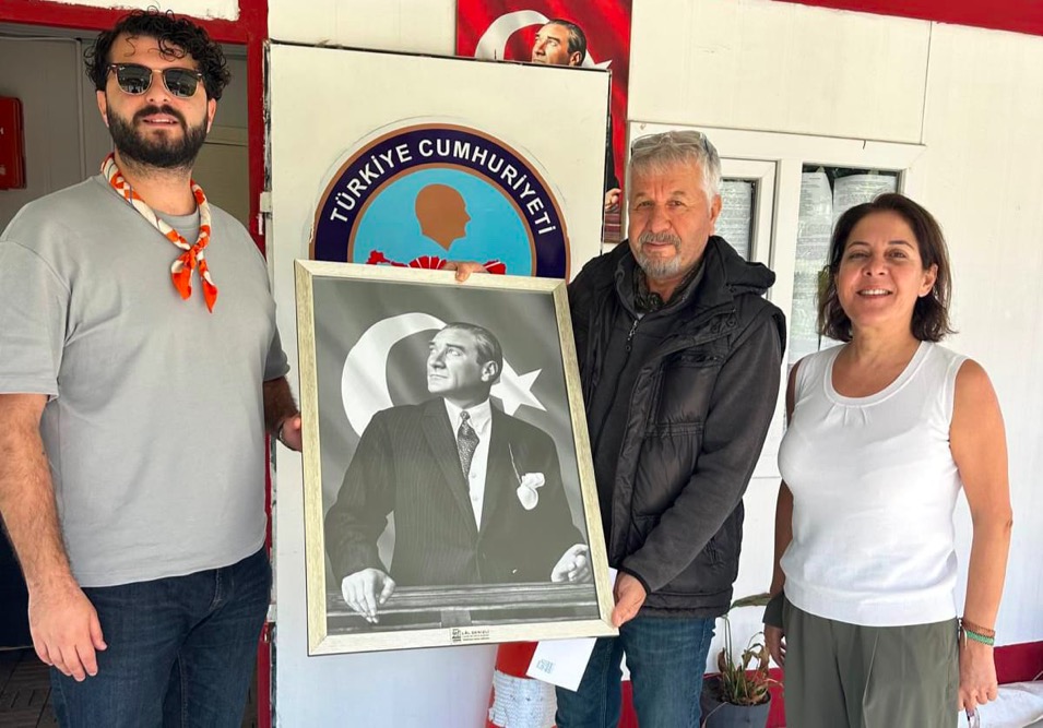 Çeşme Belediyesi’nden Muhtarlar Haftasında Anlamlı Hediye Atatürk Tablosuphoto 2025 10 21 13 54 19 3