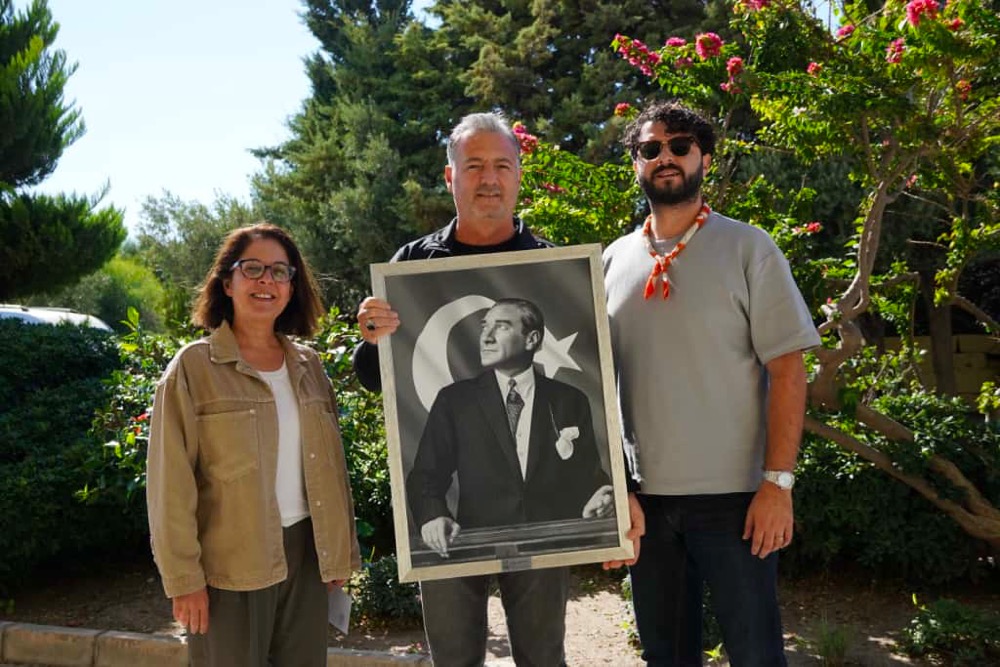 Çeşme Belediyesi’nden Muhtarlar Haftasında Anlamlı Hediye Atatürk Tablosuphoto 2025 10 21 13 54 20