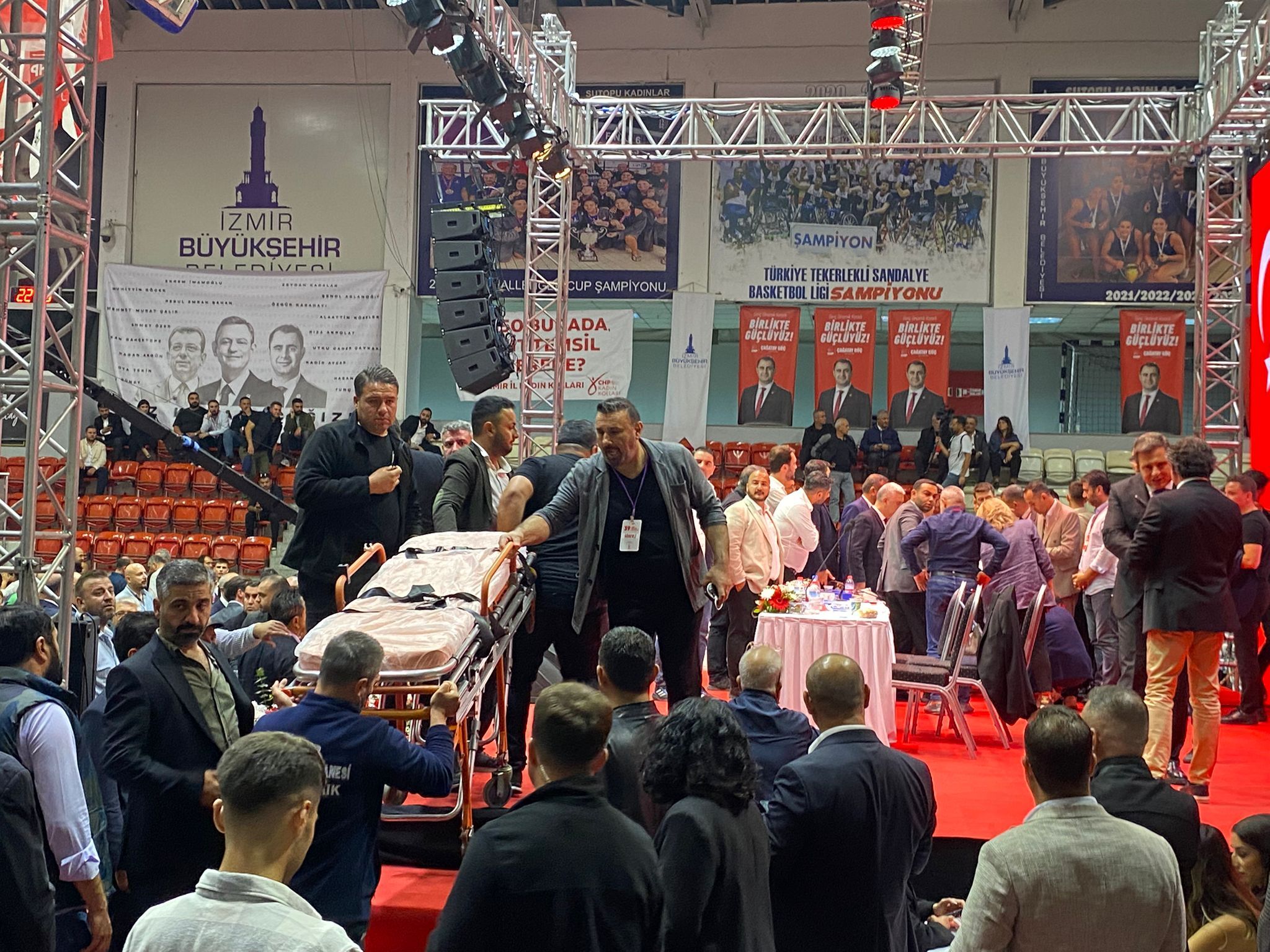 Chp İzmir'in Yeni Başkanı Kürsüde Bayıldı!