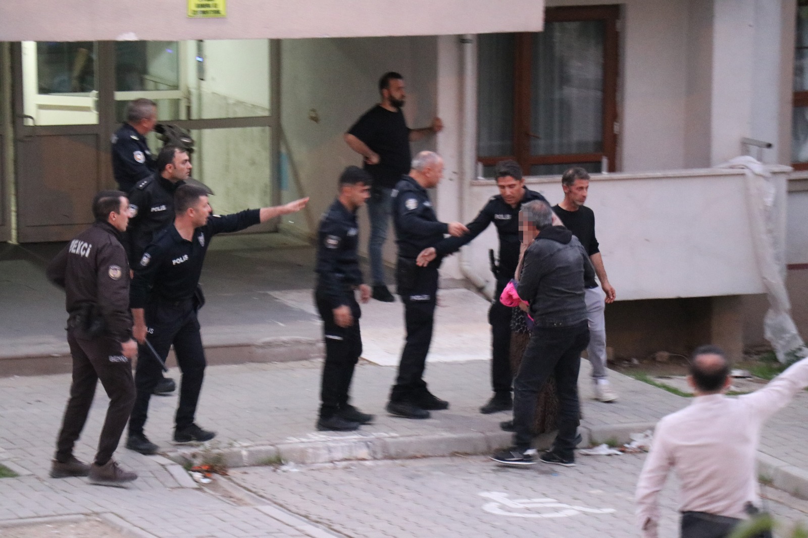 Bıçaklı saldırı ve müzakereler