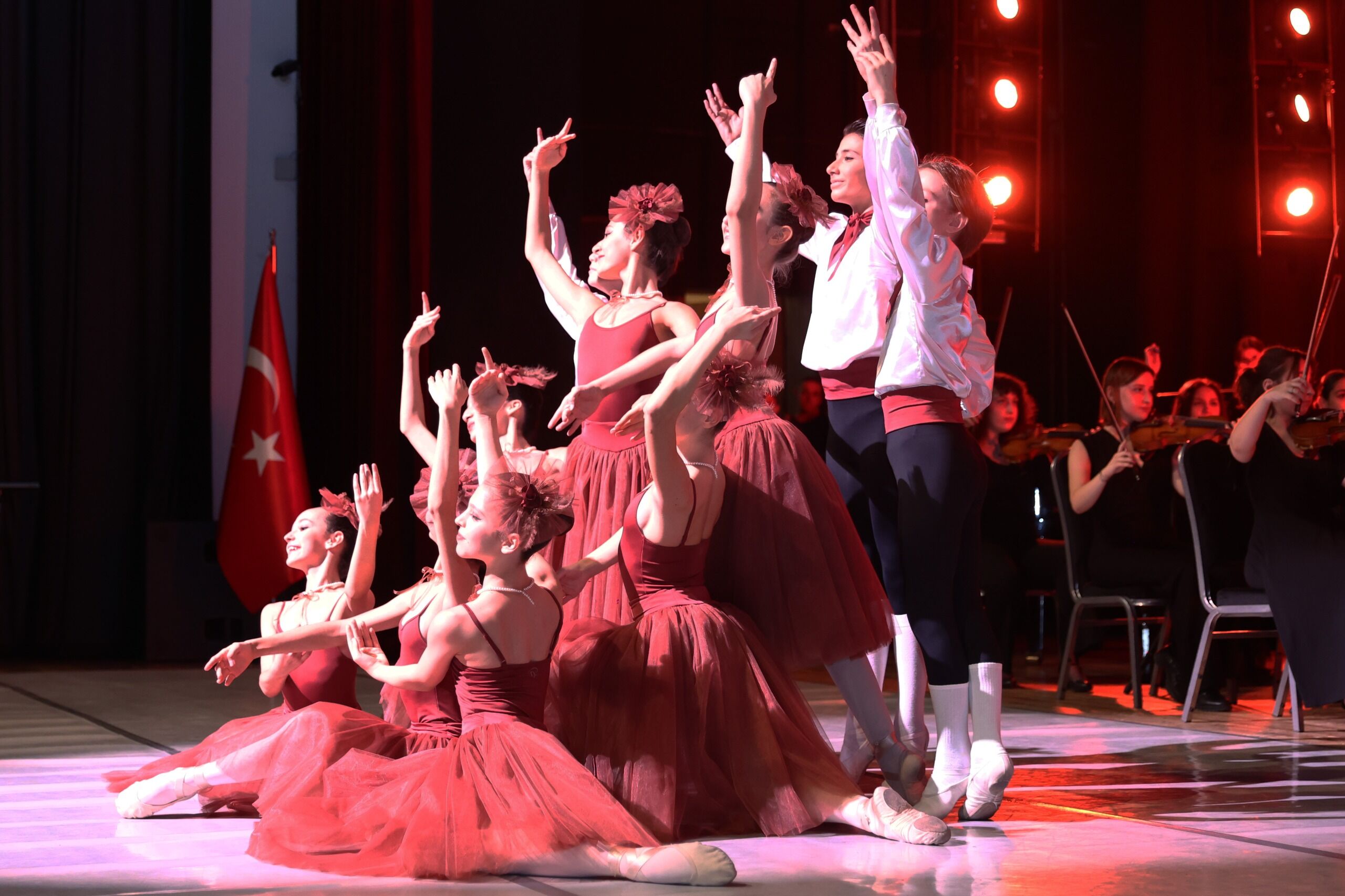 Deü'den Cumhuri̇yeti̇n 102. Yilina Yakişan Sanat Şöleni̇ (4)