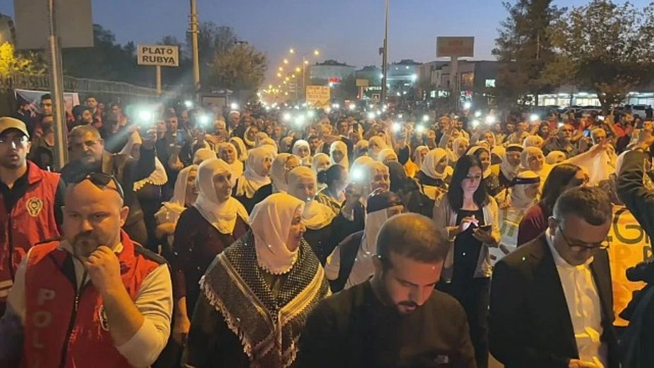 Diyarbakır'da 'Öcalan Yürüyüşü'ne Dairn Az 8 Genç Gözaltına Alındı