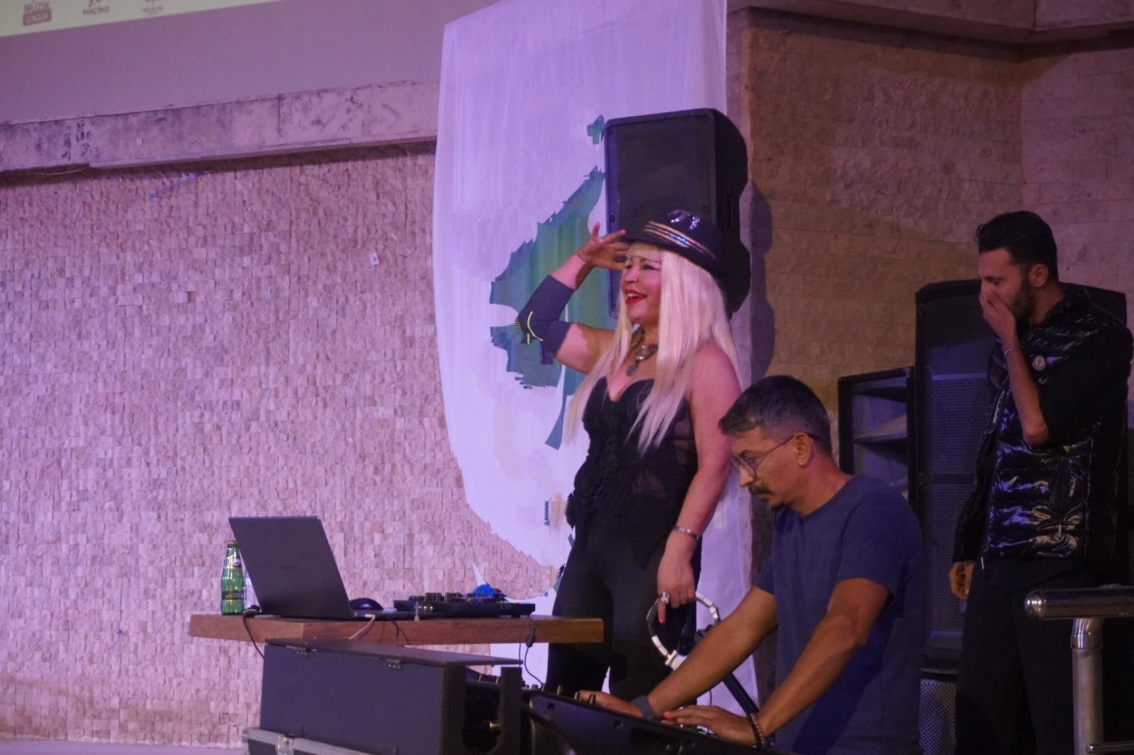 Eva Başak gecenin kapanışını marşlarla ve merhamet mesajıyla yaptı