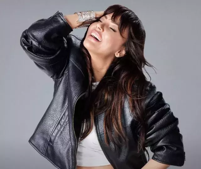 Deri ceket ve kahkülle çok beğenildi