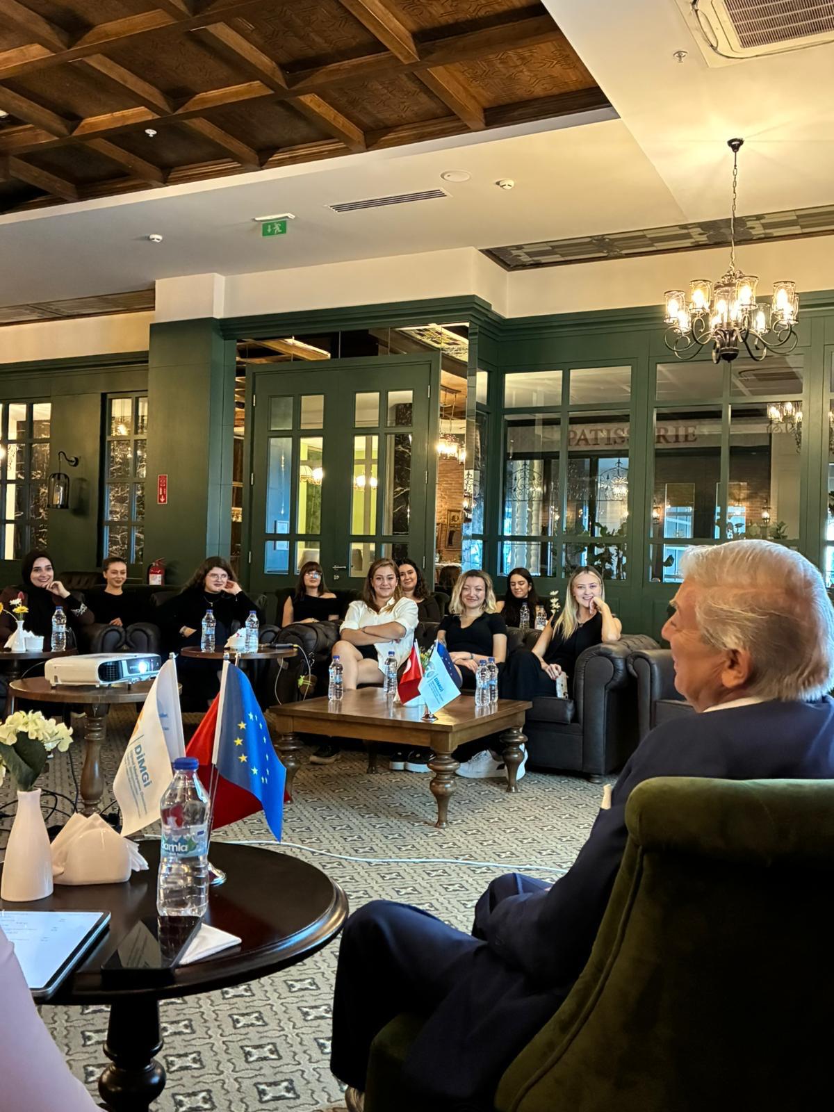 Gençlere İzmir’den profesyonel iletişim eğitimi