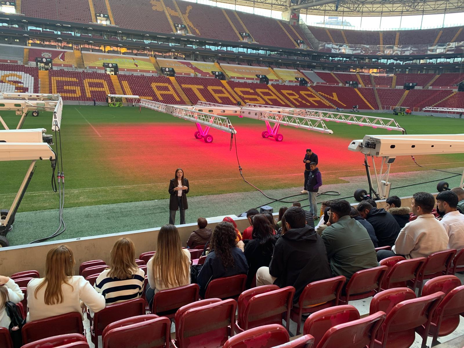 +Eü Bayındır Myo Öğrencileri Rams Park Stadı’nın Zeminini Inceledi (2)