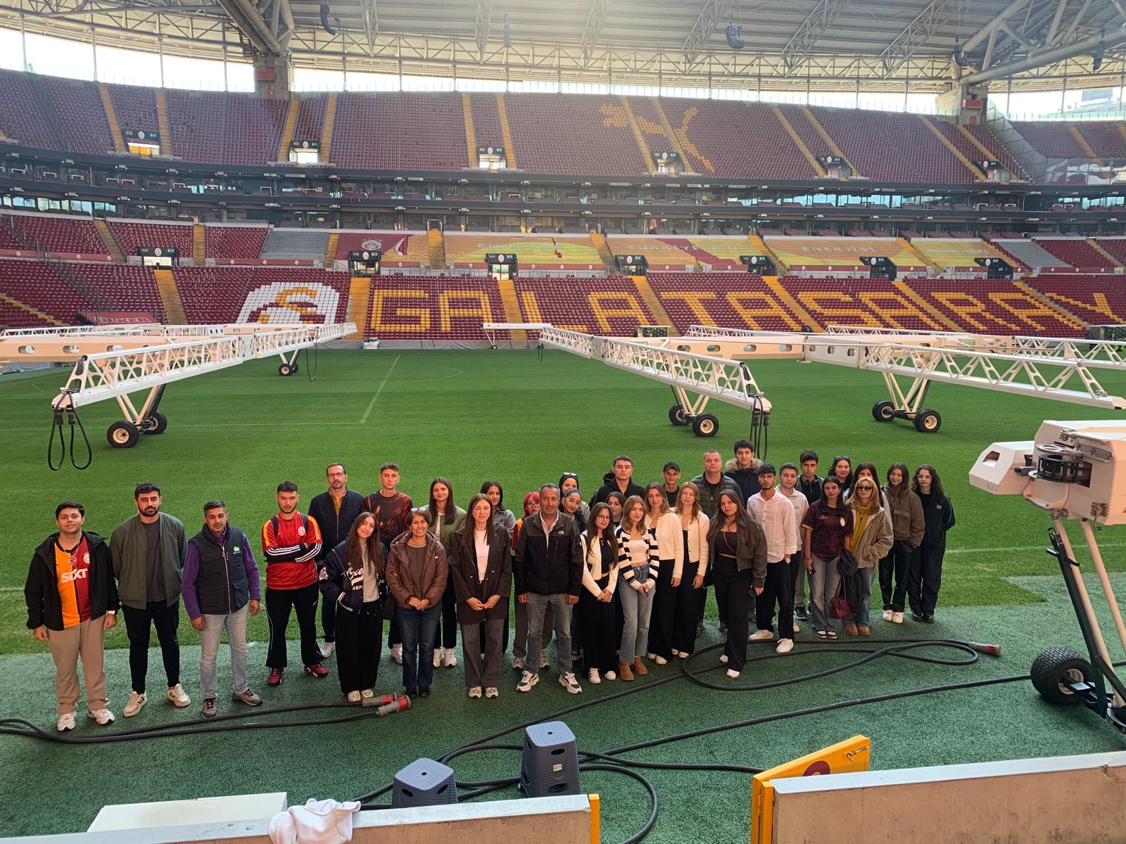 +Eü Bayındır Myo Öğrencileri Rams Park Stadı’nın Zeminini Inceledi (3)