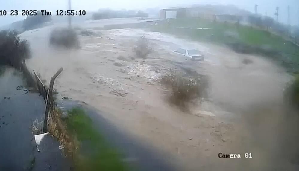 Foçada Aracın Sele Kapıldığı Anlar