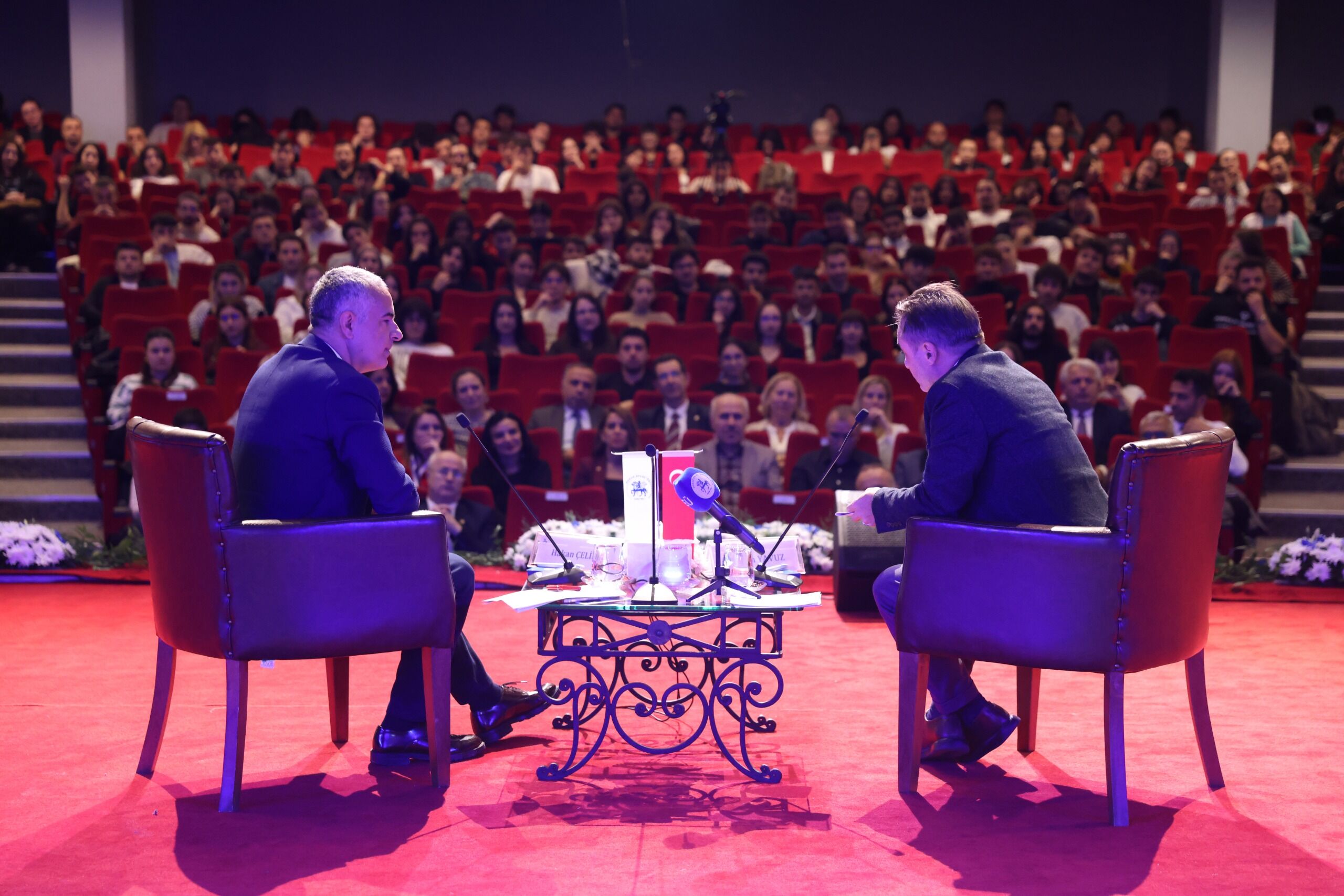 Gazeteci̇ Hakan Çeli̇k, Küresel Geli̇şmeleri̇ Ve Türki̇ye'ni̇n Konumunu Deü'de Değerlendi̇rdi̇.