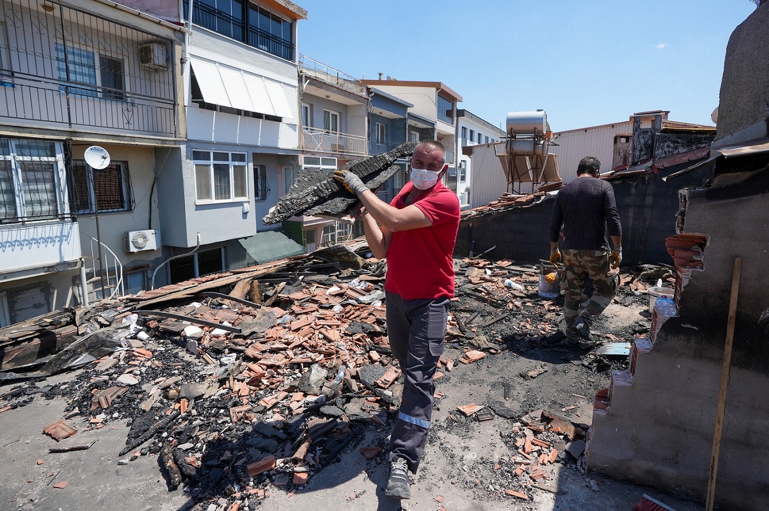 Gaziemir Belediyesi’nden Yangında Zarar Gören Evlere Yardım Eli (7)