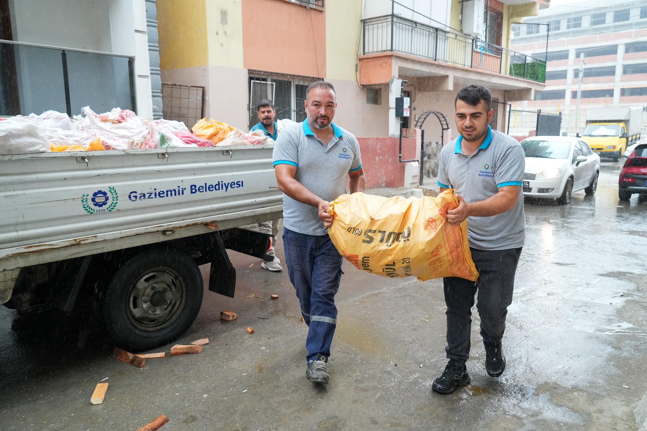 Gaziemir Belediyesi’nden Yurttaşlara Yakacak Odun Desteği (1)