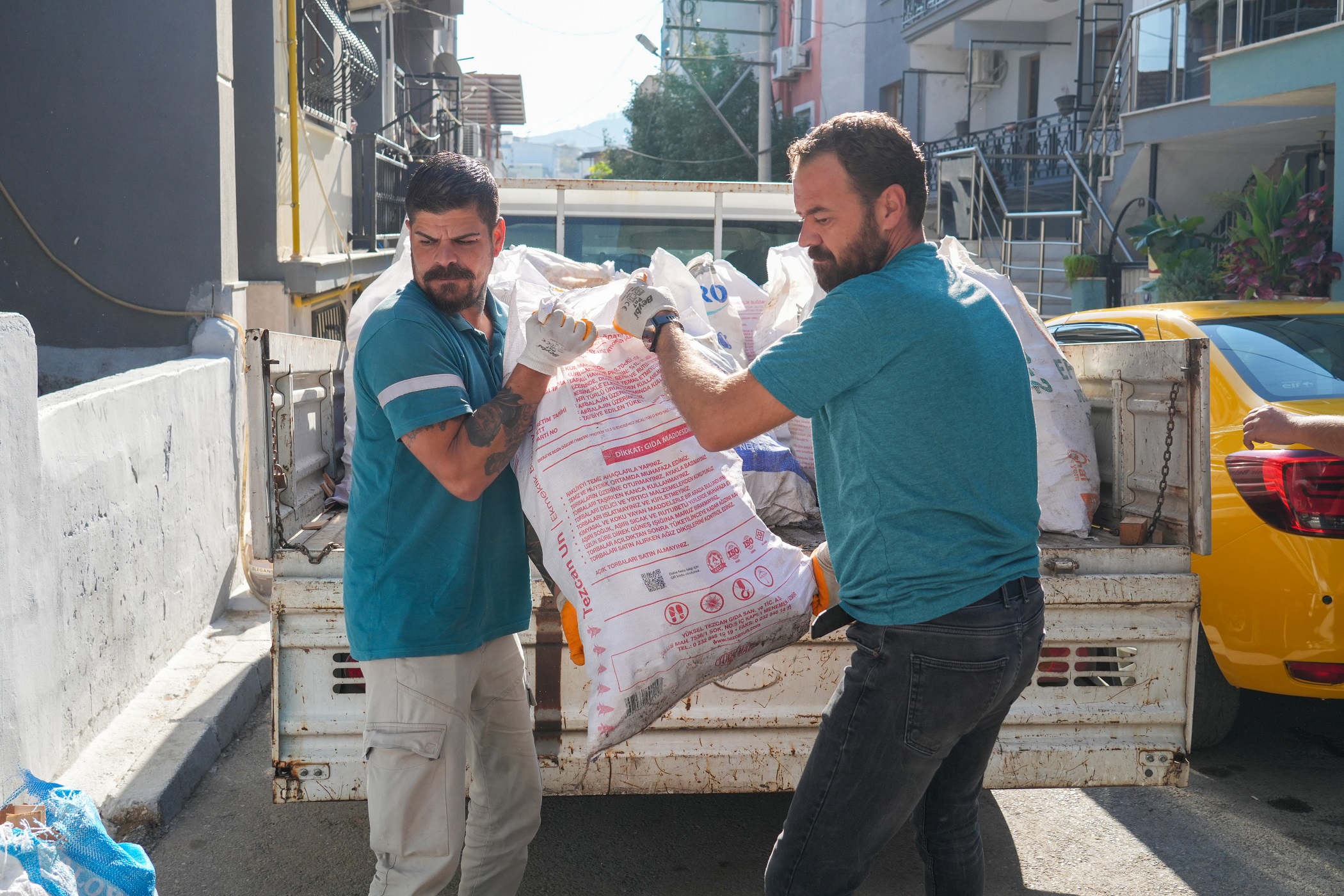 Gaziemir Belediyesi’nden Yurttaşlara Yakacak Odun Desteği (2)