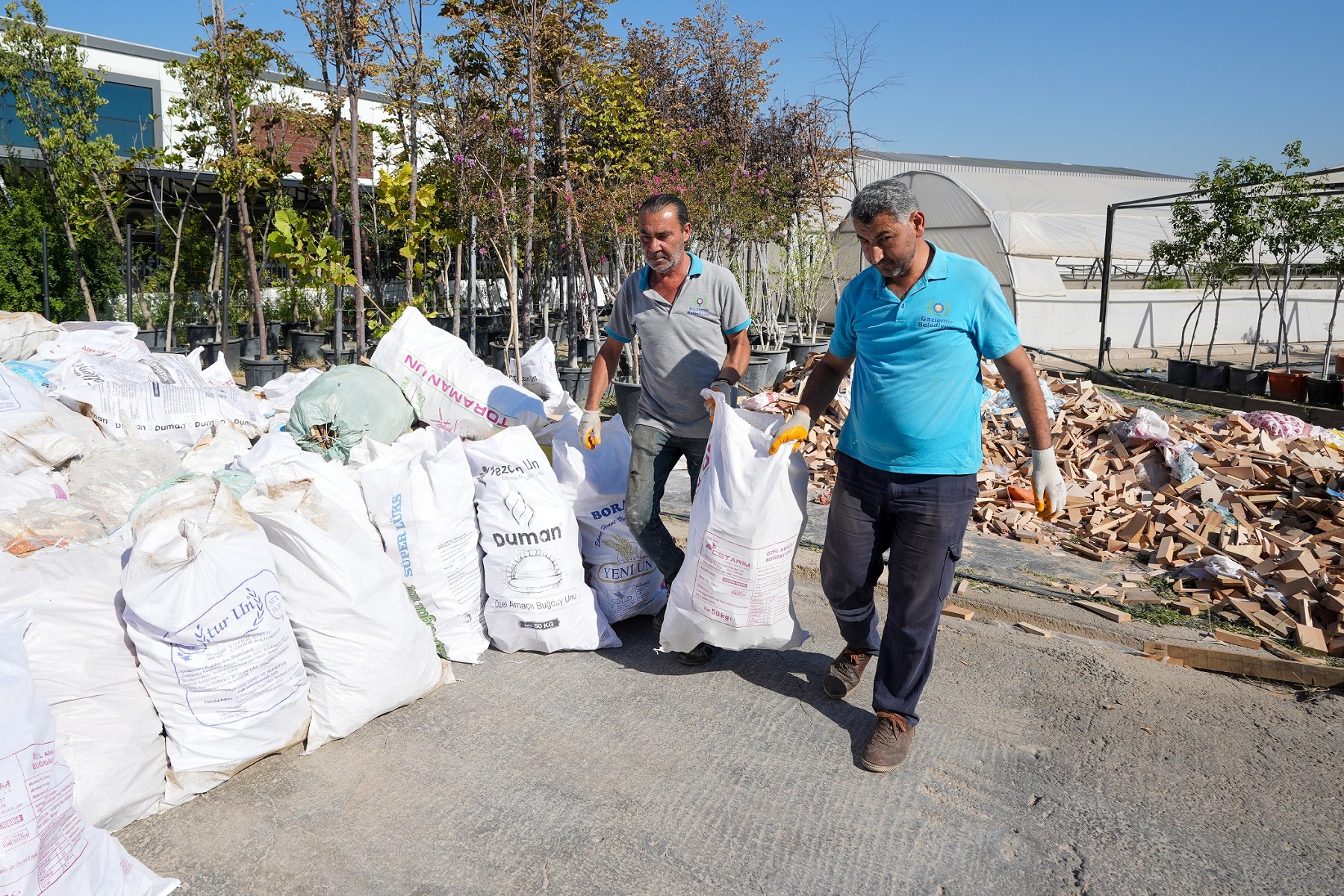 Gaziemir Belediyesi’nden Yurttaşlara Yakacak Odun Desteği (6)