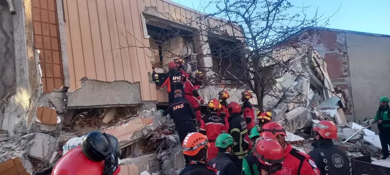 Enkaz altında Bilir ailesi bulunuyor