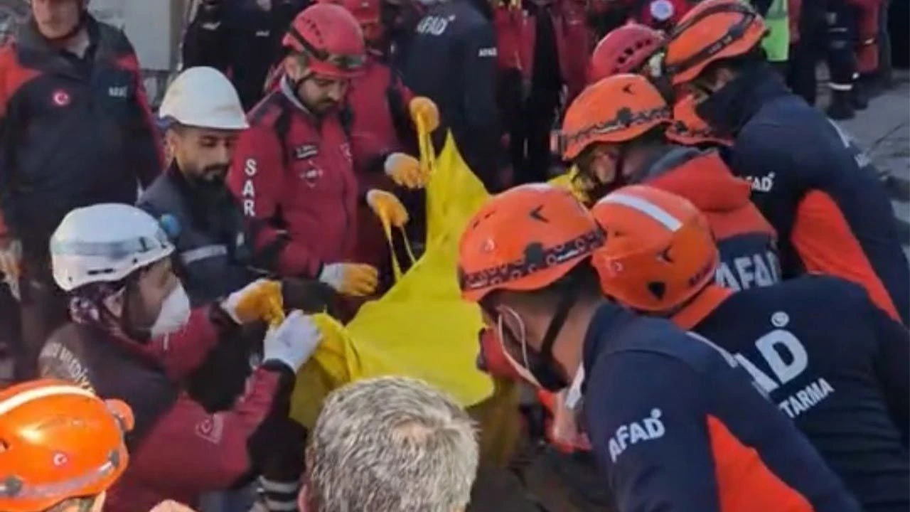 Gebze Enkazdan Çıkarılan Cansız Beden