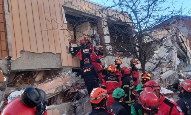 7 katlı bina çöktü, 4 kişi yaşamını yitirdi